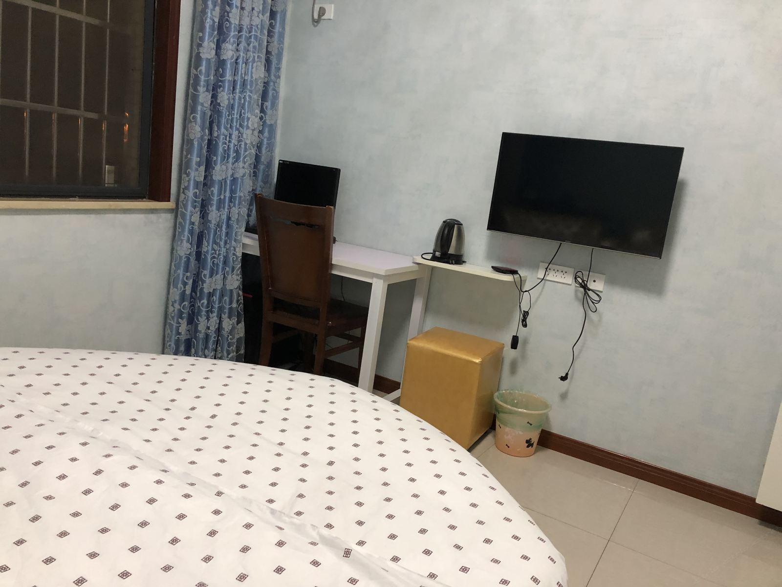 精致飘窗圆床房