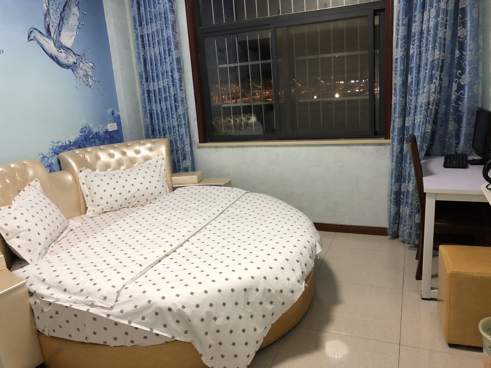 精致飘窗圆床房