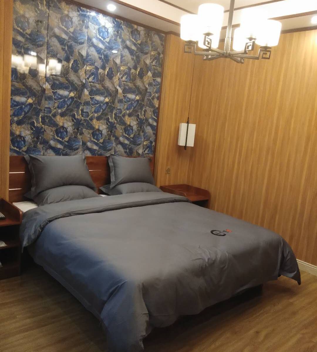 经济大床房(无窗)