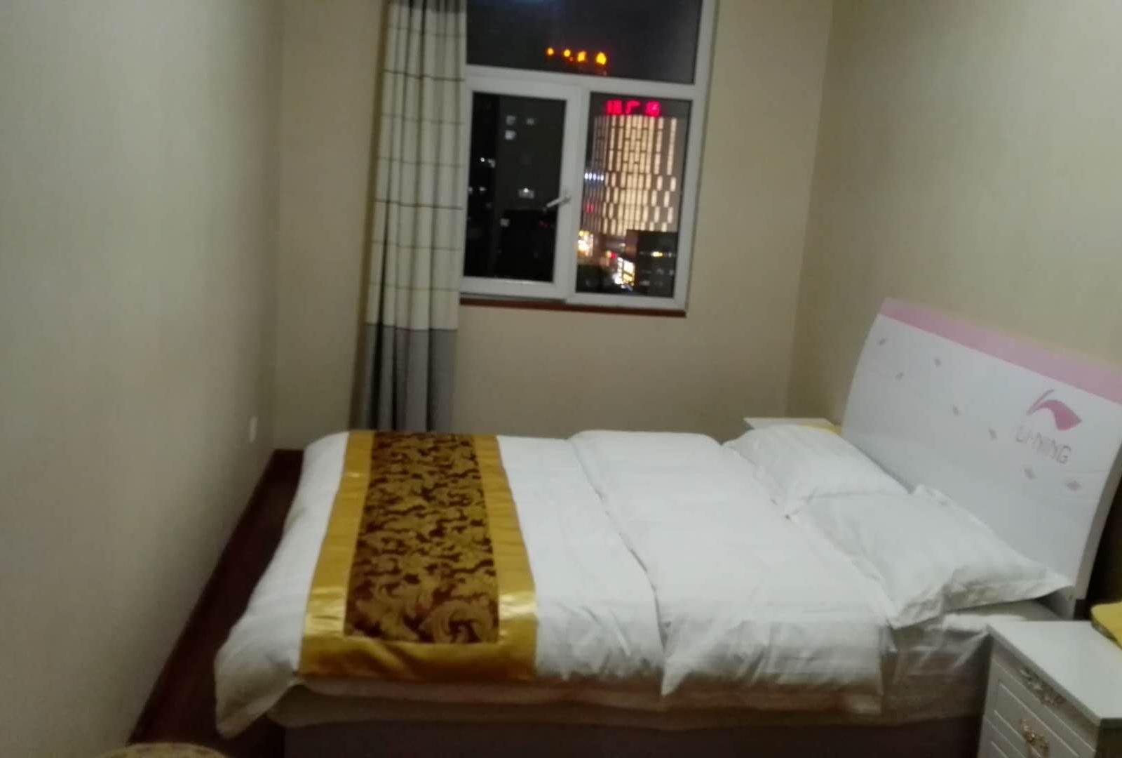 情侣大床房