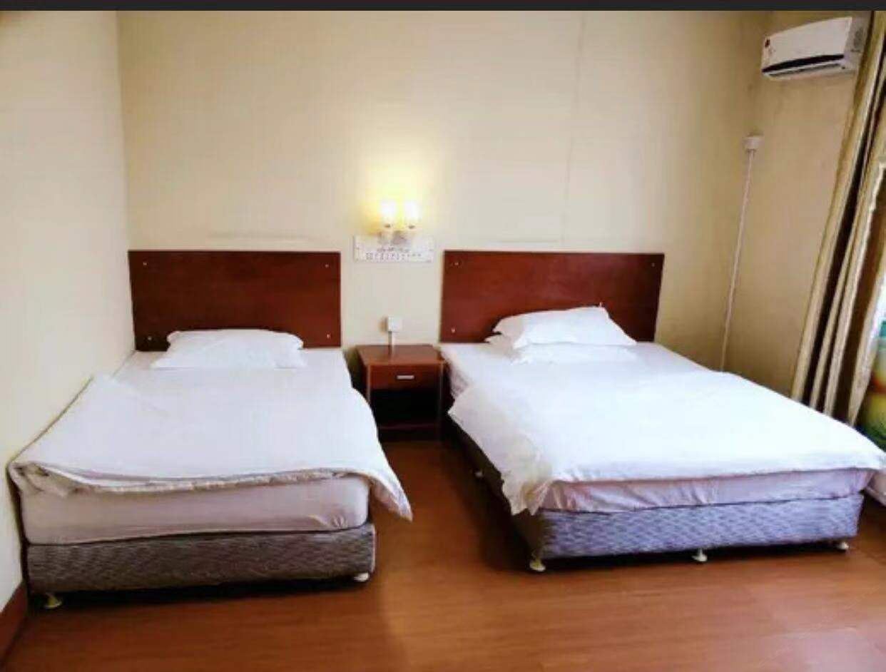 豪华双床电脑房