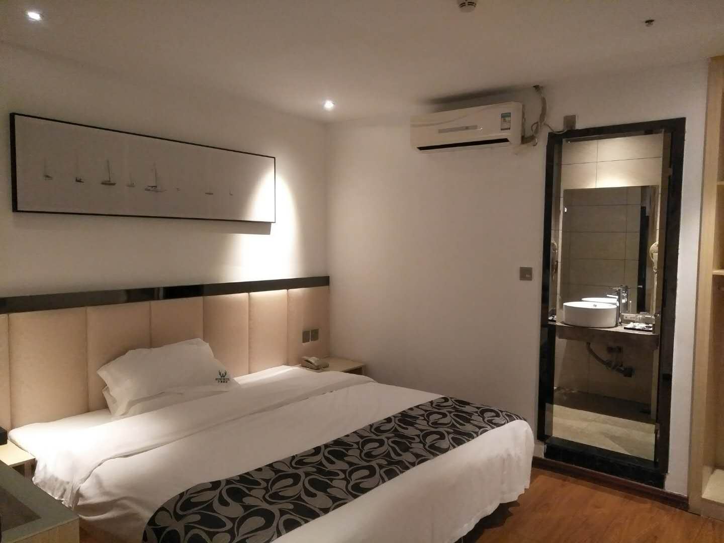 锐选大床房