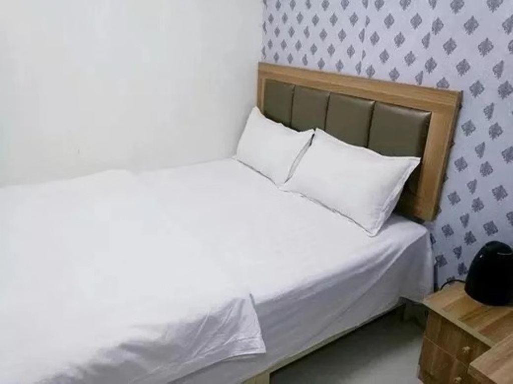 温馨大床房(无窗)(公共卫浴)