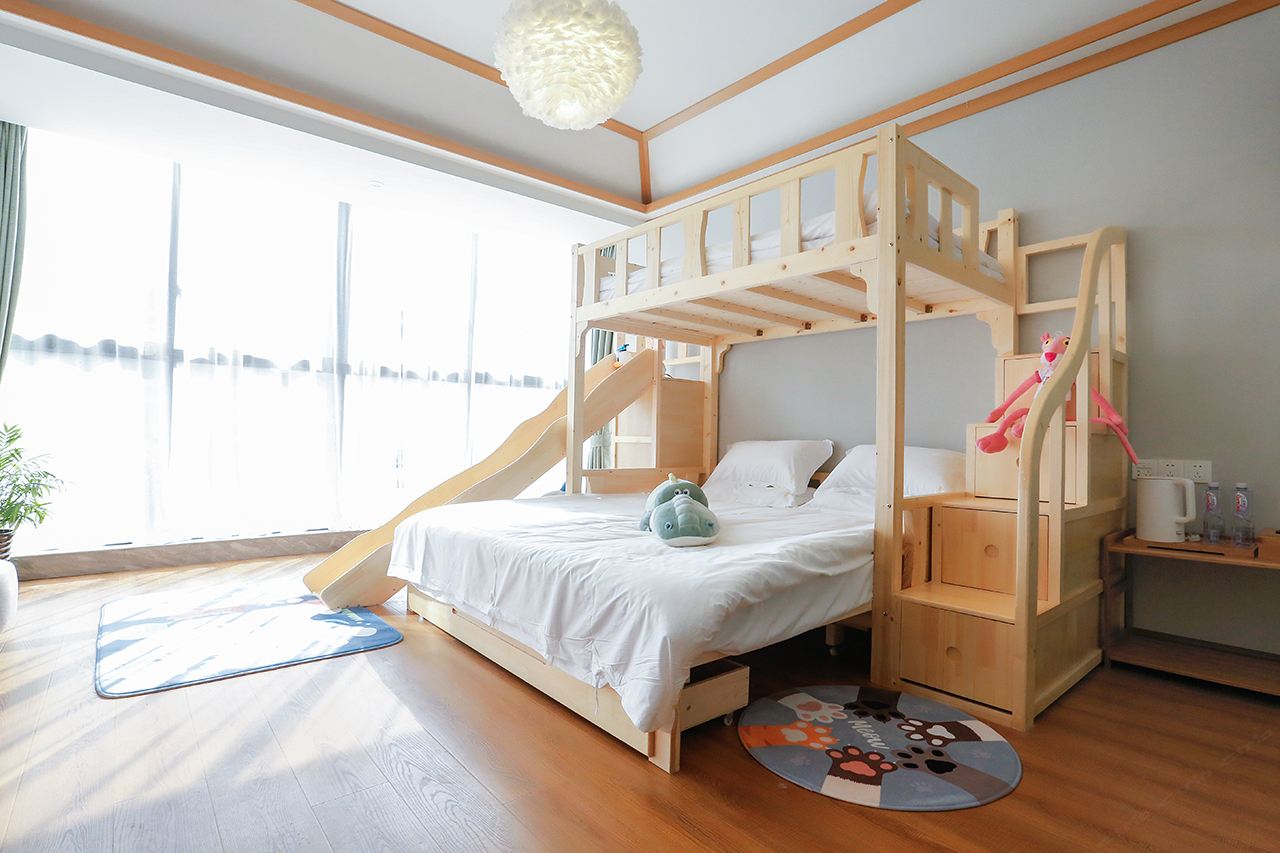 童趣阔景亲子房