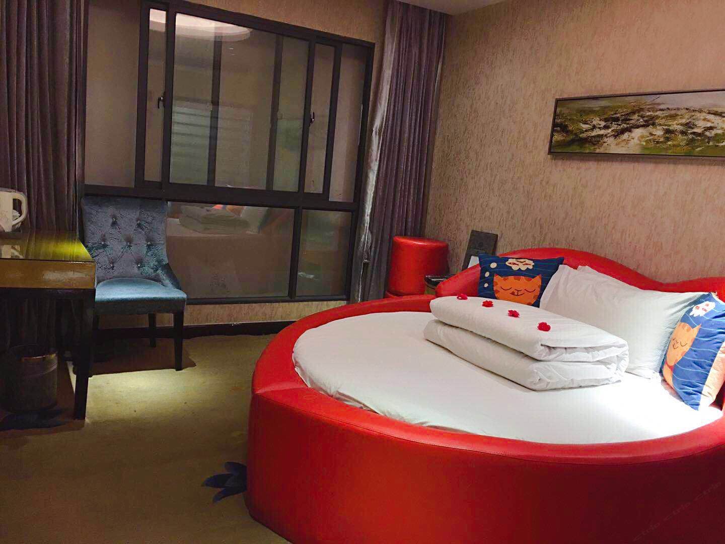 迷你圆床房