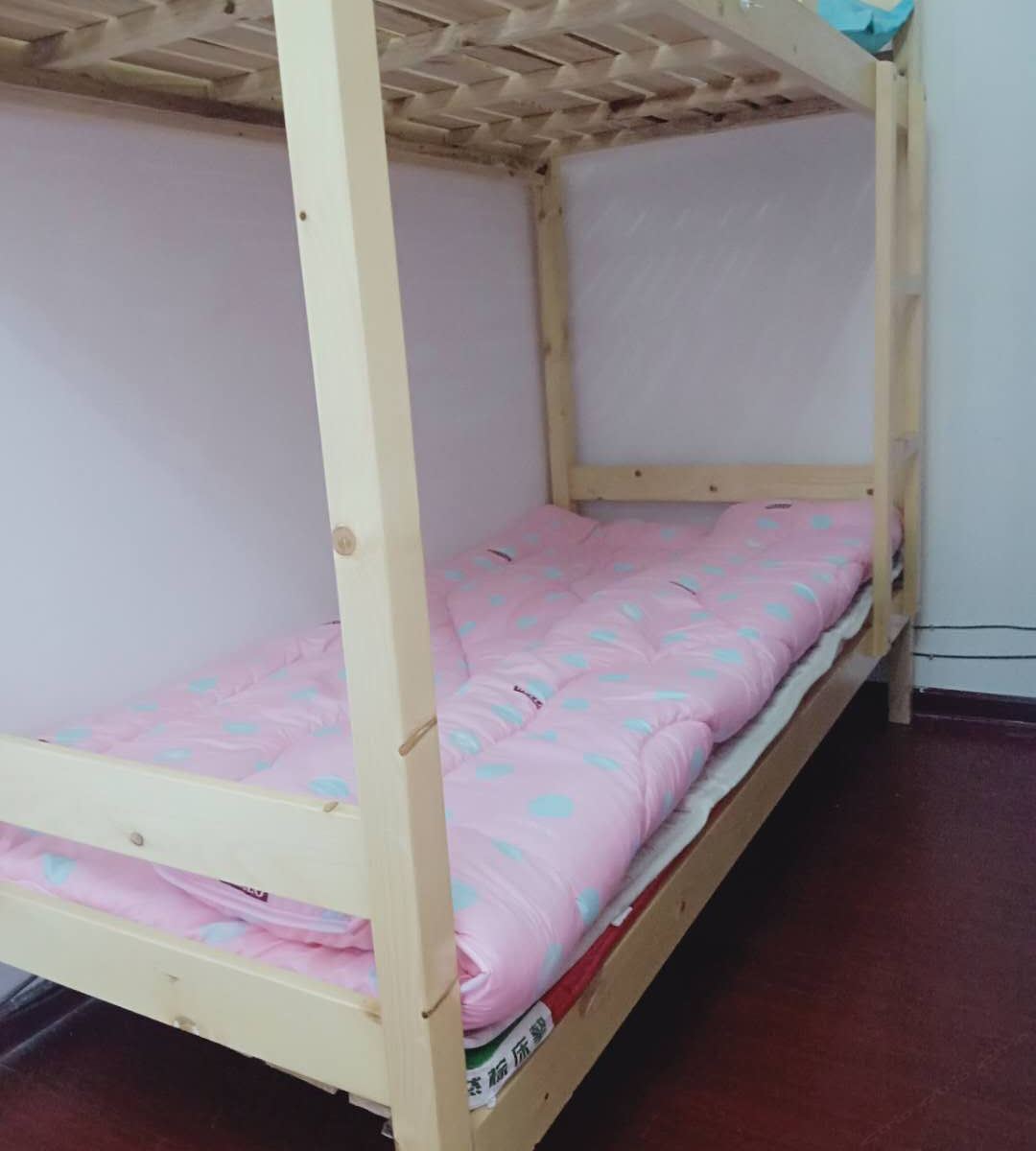 舒适上下床房(床位)(公共卫浴)