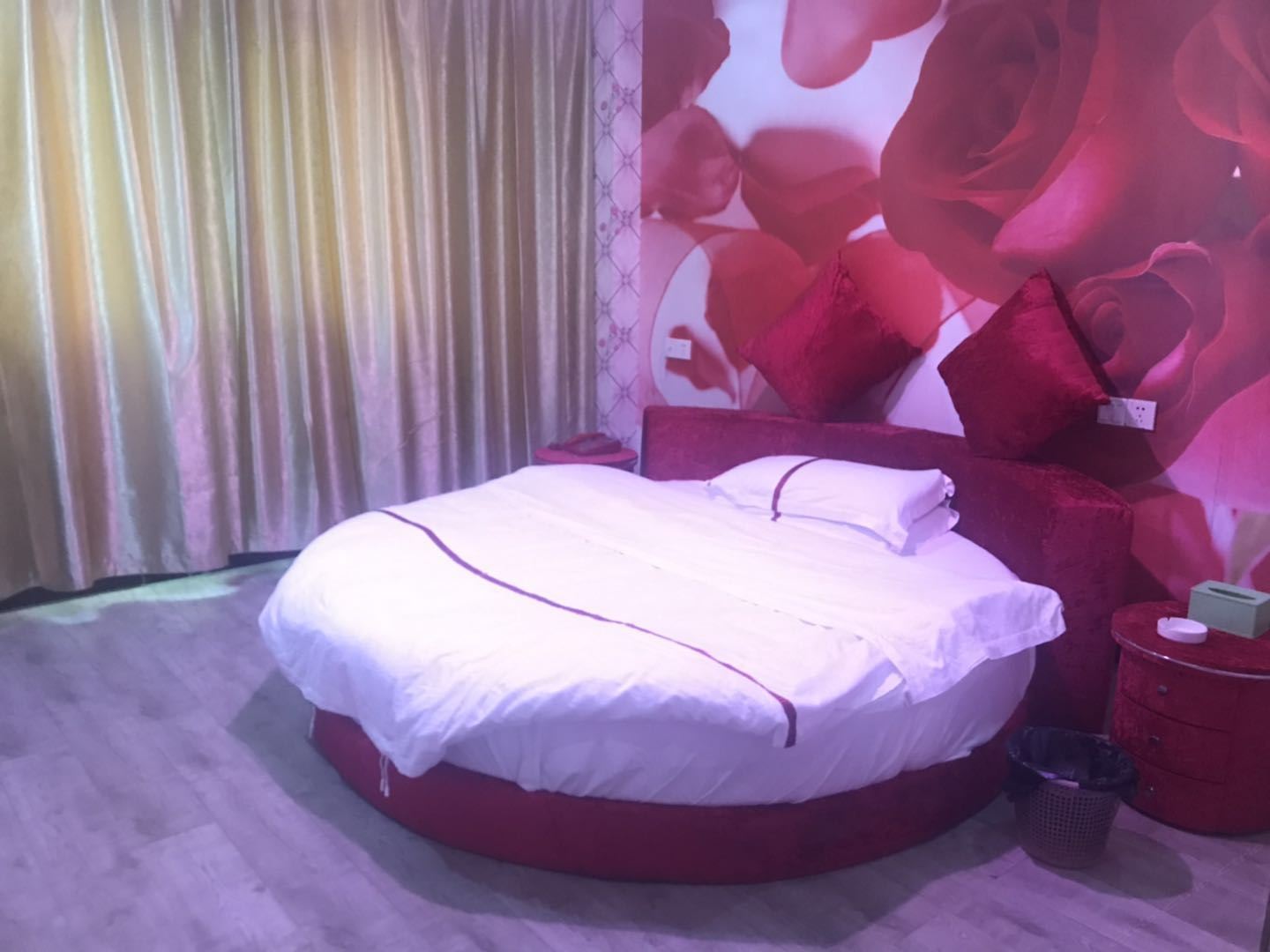 情侣圆床房