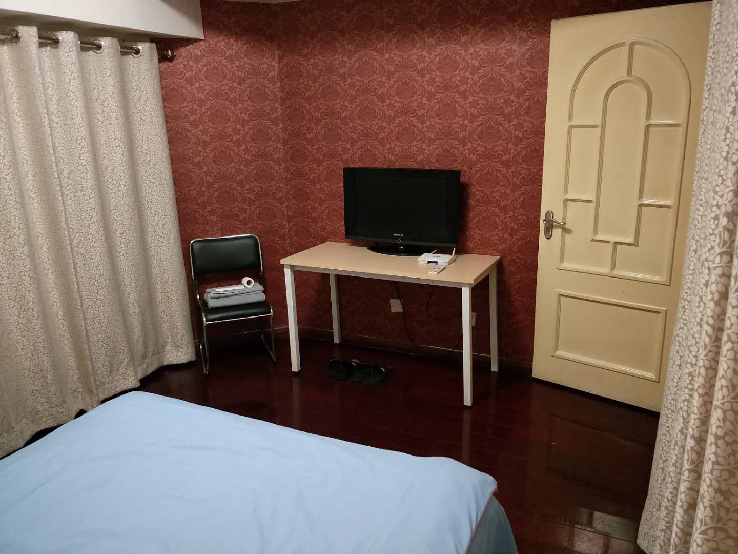 温馨大床房(公共卫浴)