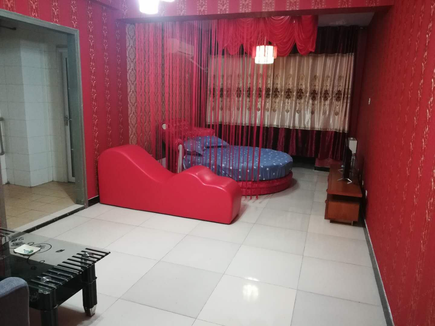 圆床房