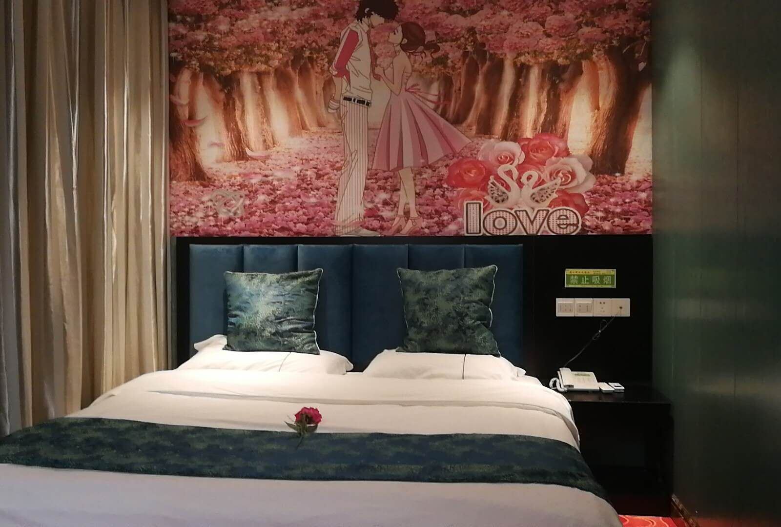 米兰温馨大床房