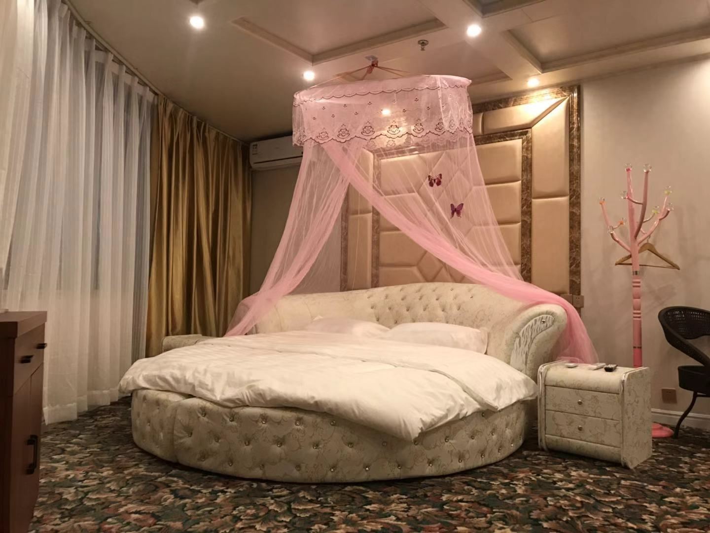 圆床房