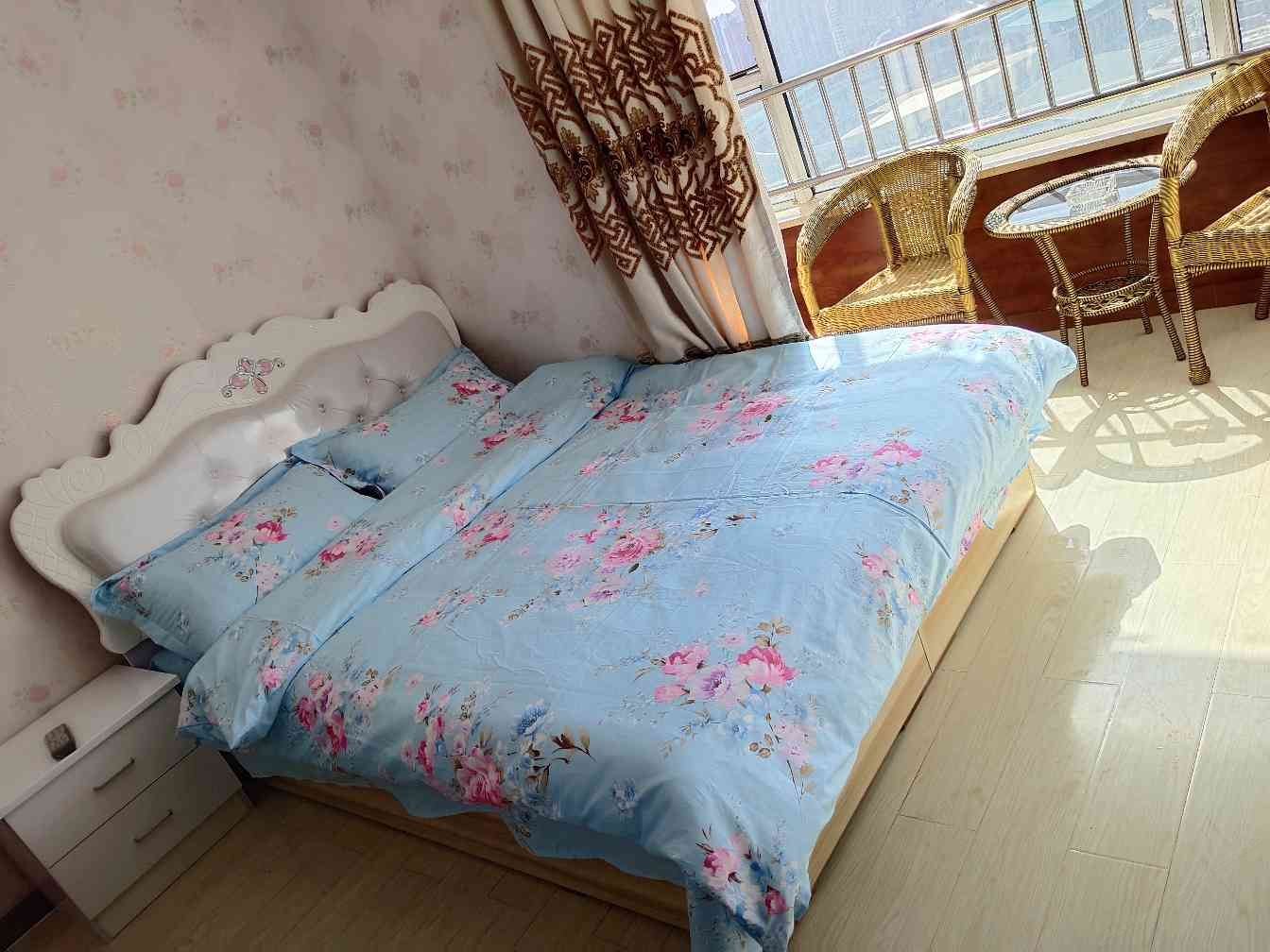 阳光大床房(公共卫浴)