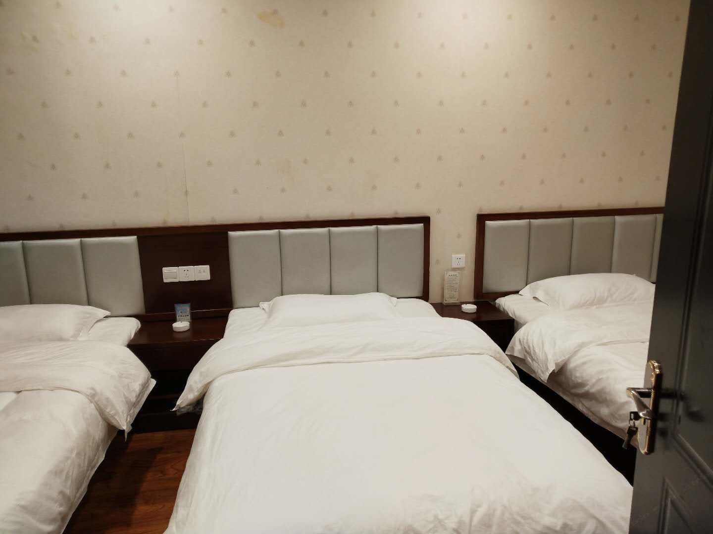 豪华三人间