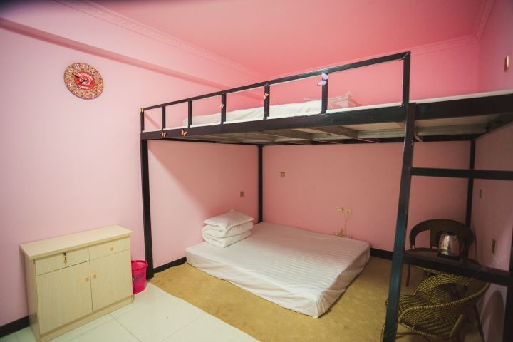 精品双人大床房(床位)(公共卫浴)