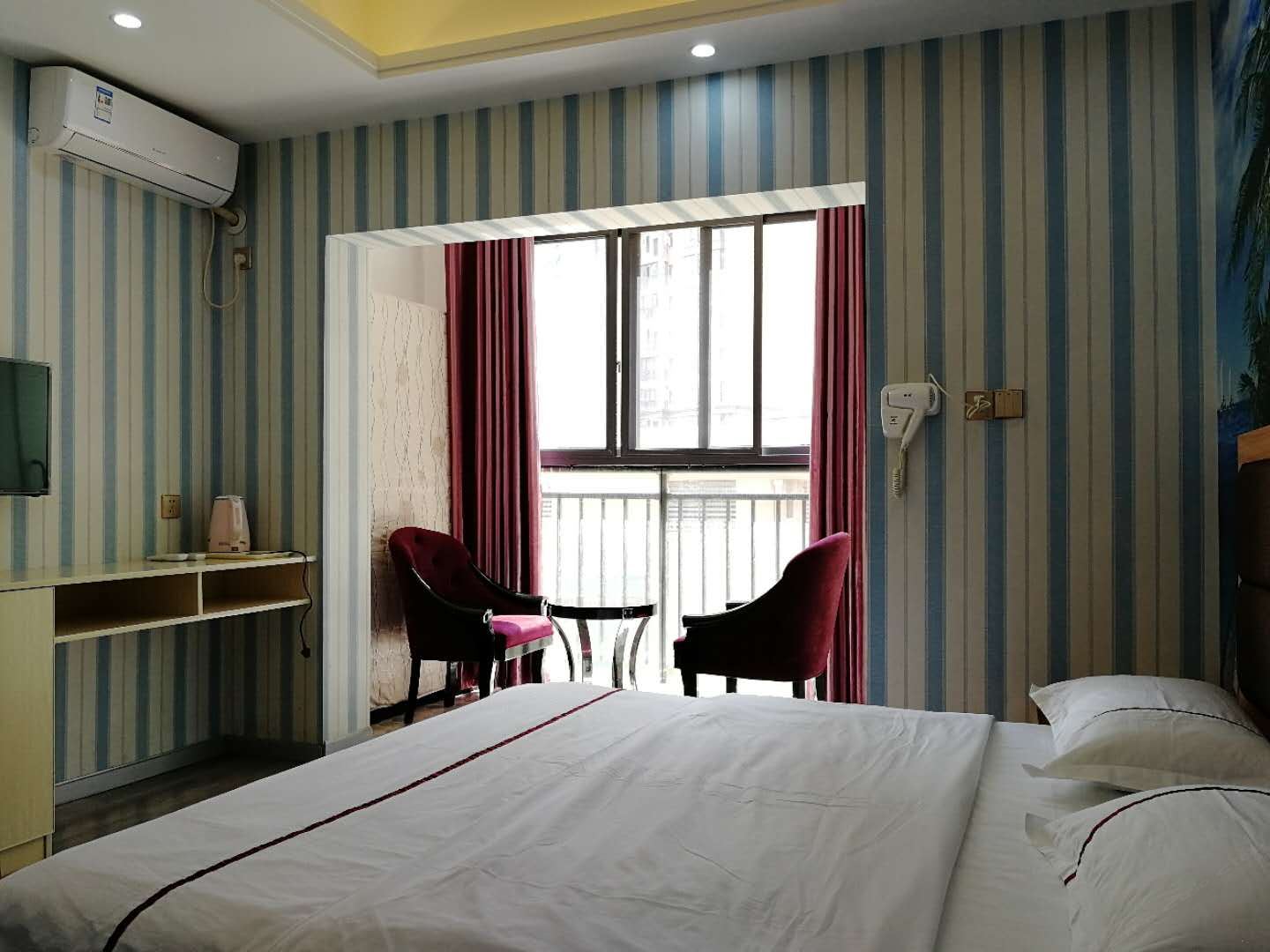 阳光豪华大床房