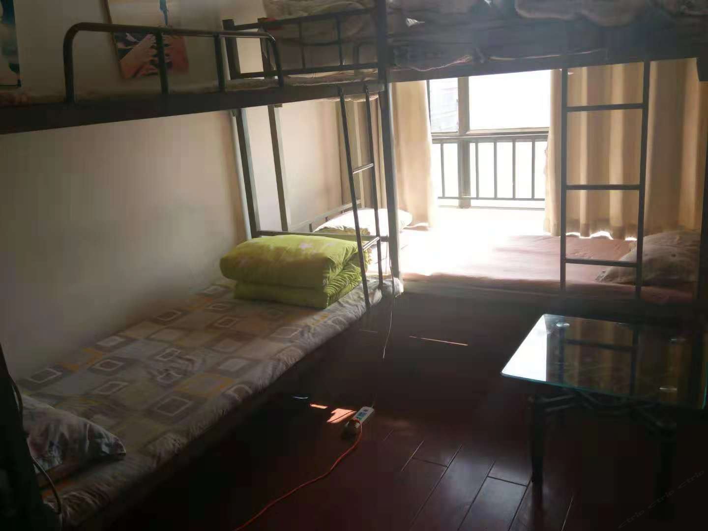 客厅六人间(床位)