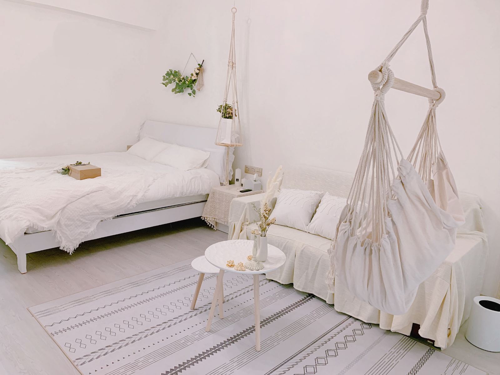 ins风纯白大床房