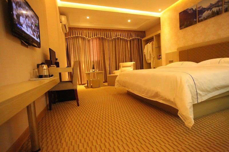 标准大床电脑房