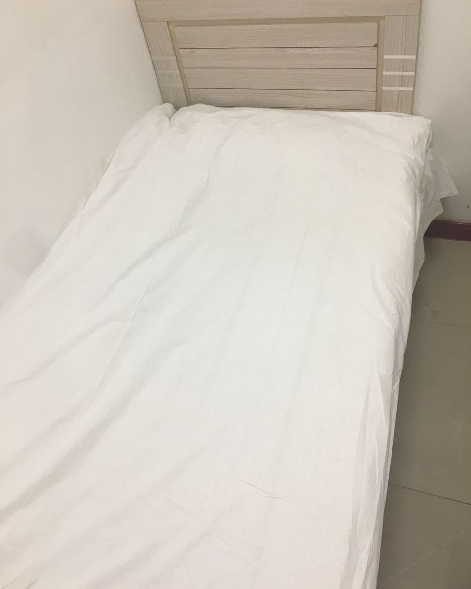 普通单人间(无窗)(公共卫浴)
