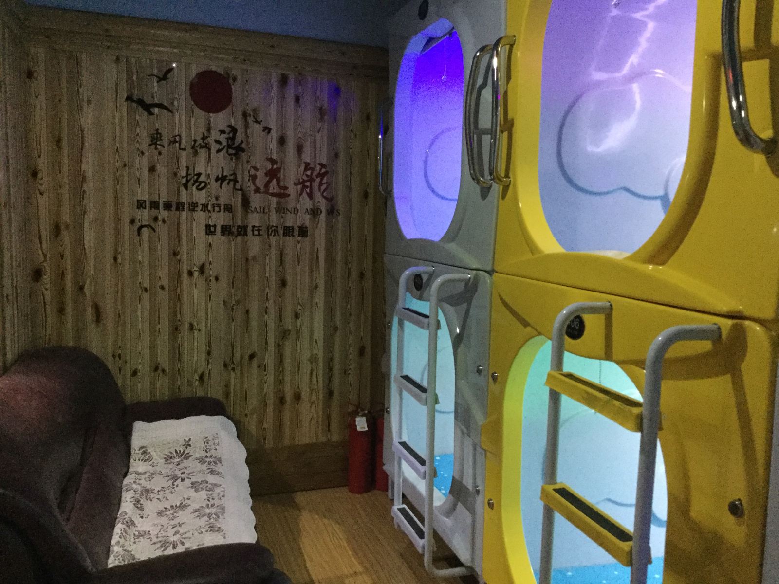 竖舱太空舱(床位)(公共卫浴)(无窗)