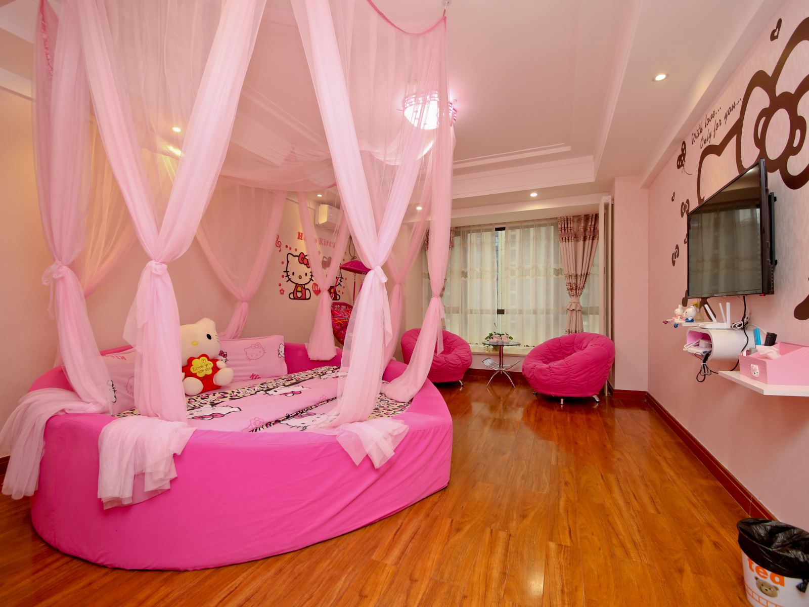 Hellokitty主题圆床房
