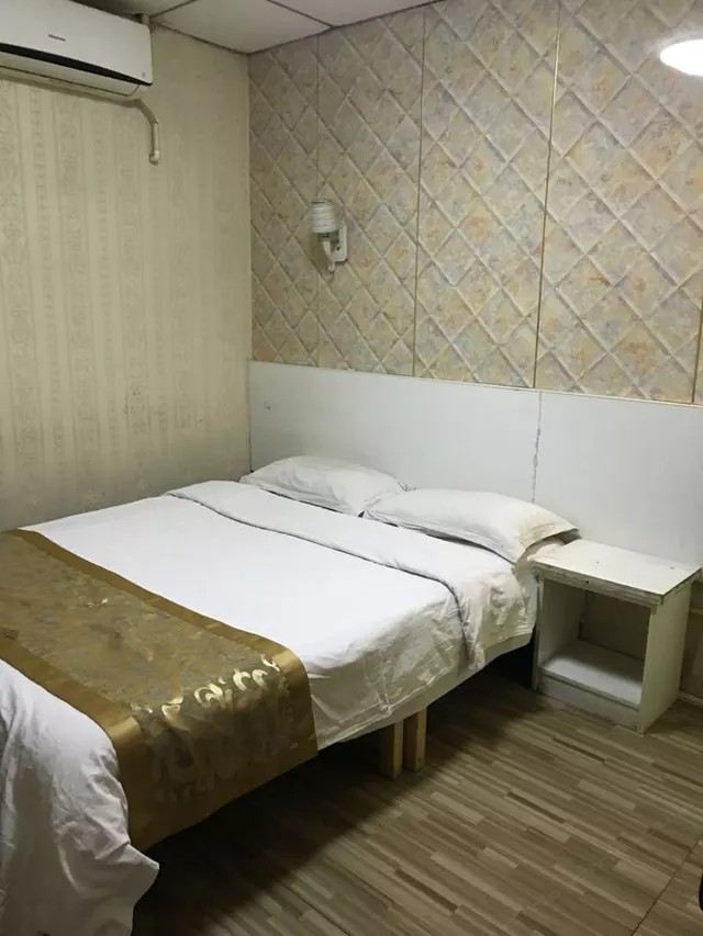 普通大床房(无窗)(公共卫浴)