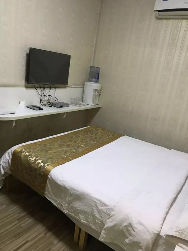 普通大床房(无窗)(公共卫浴)