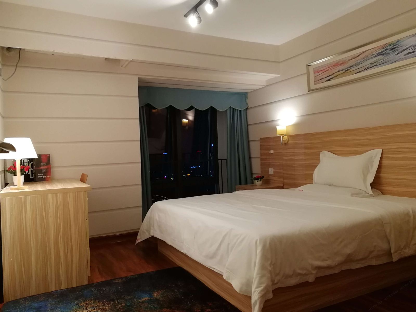 蜜月湖畔浴缸套房