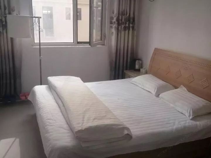 普通电脑大床房(公共卫浴)