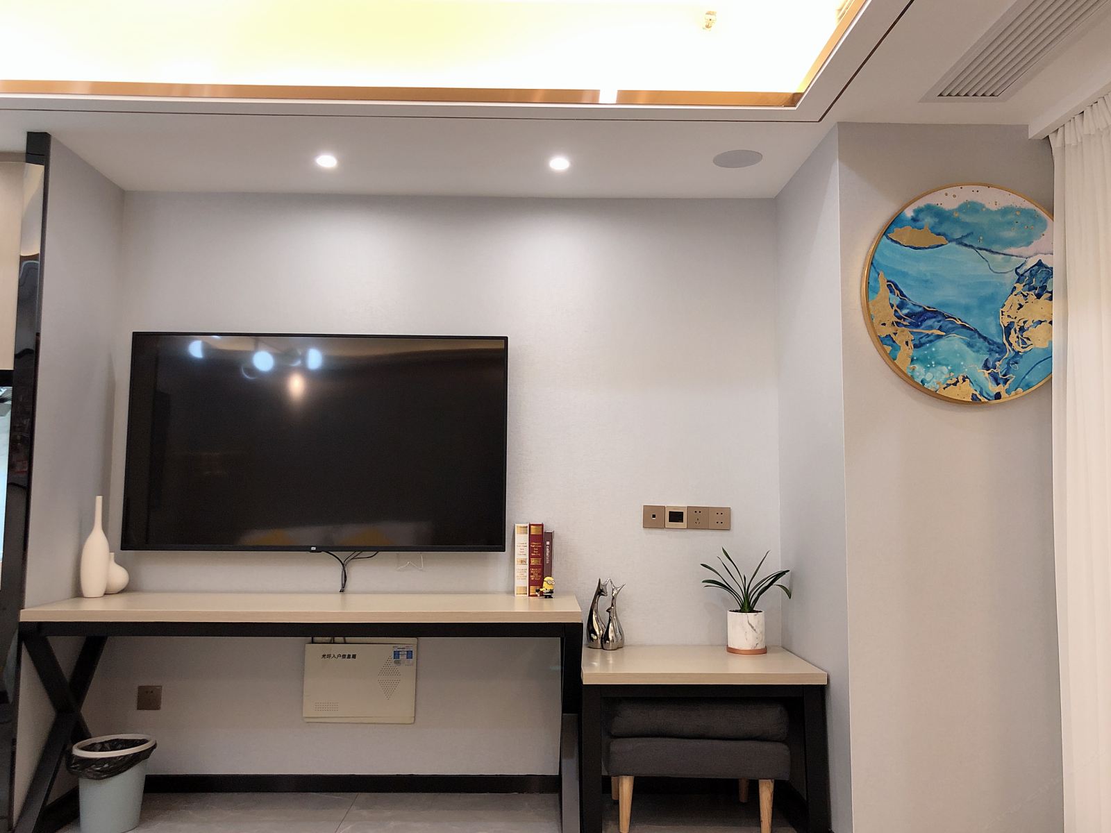 北欧轻奢湖景大床房