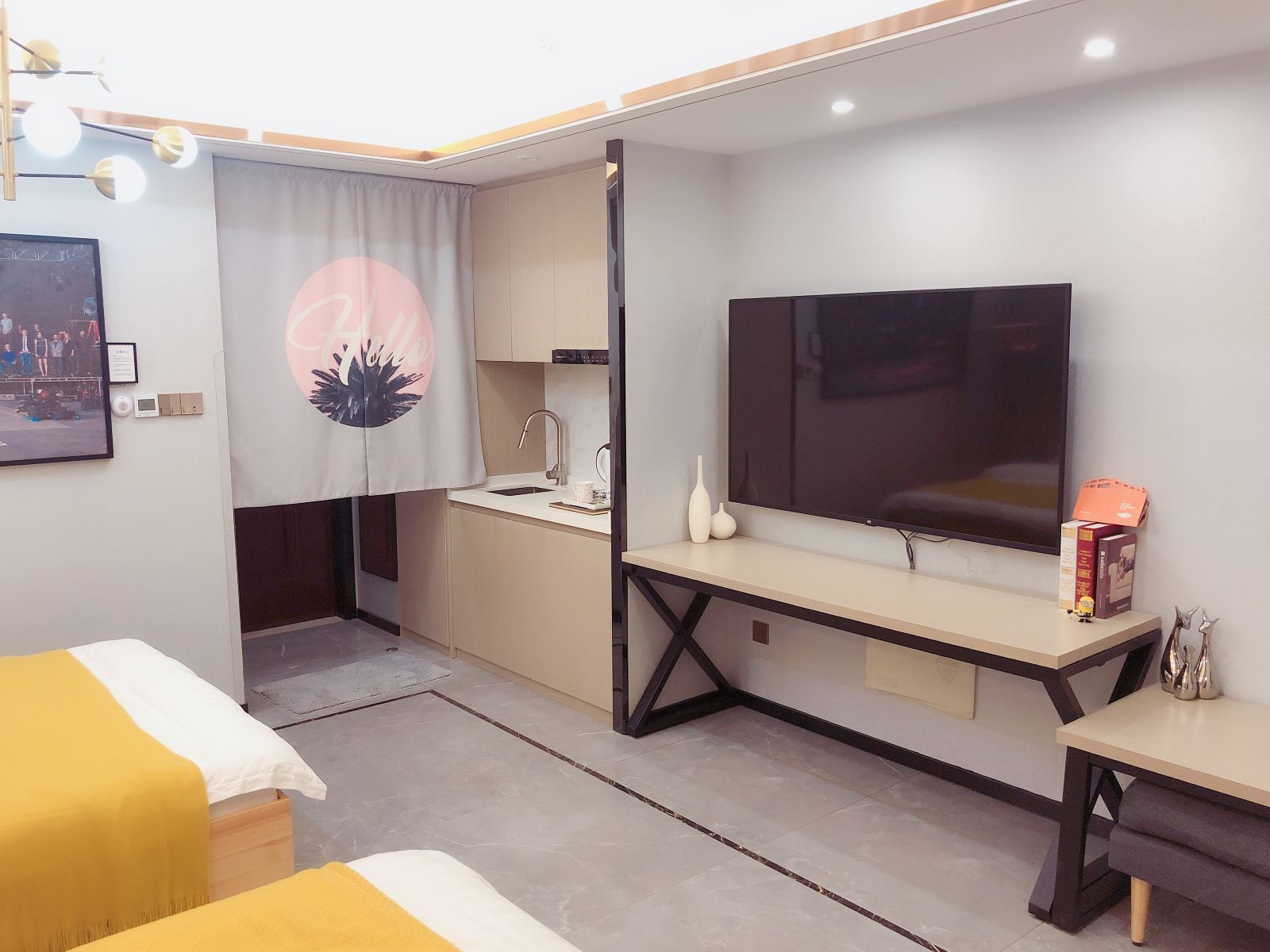 北欧轻奢湖景大床房