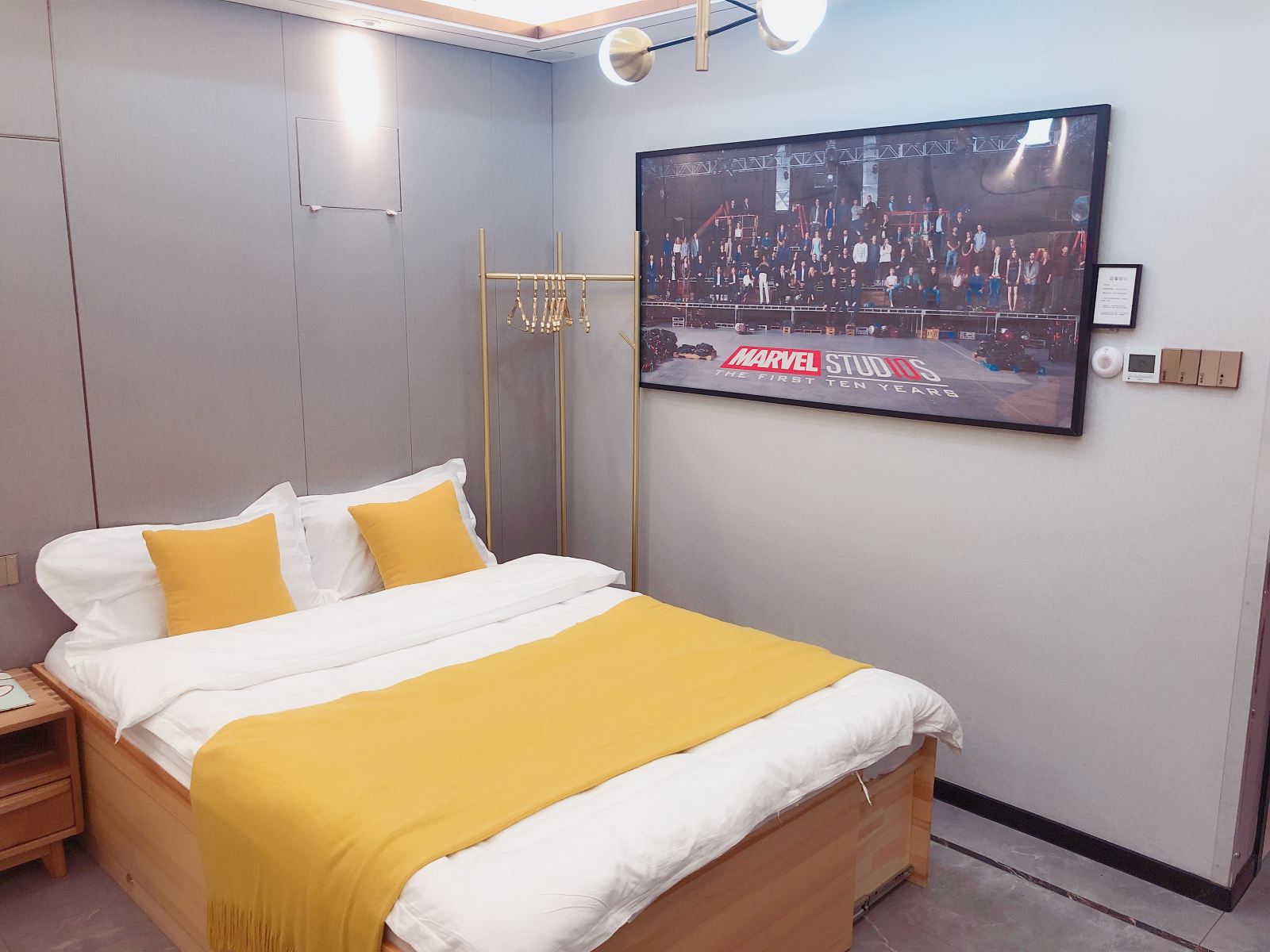 北欧轻奢湖景大床房