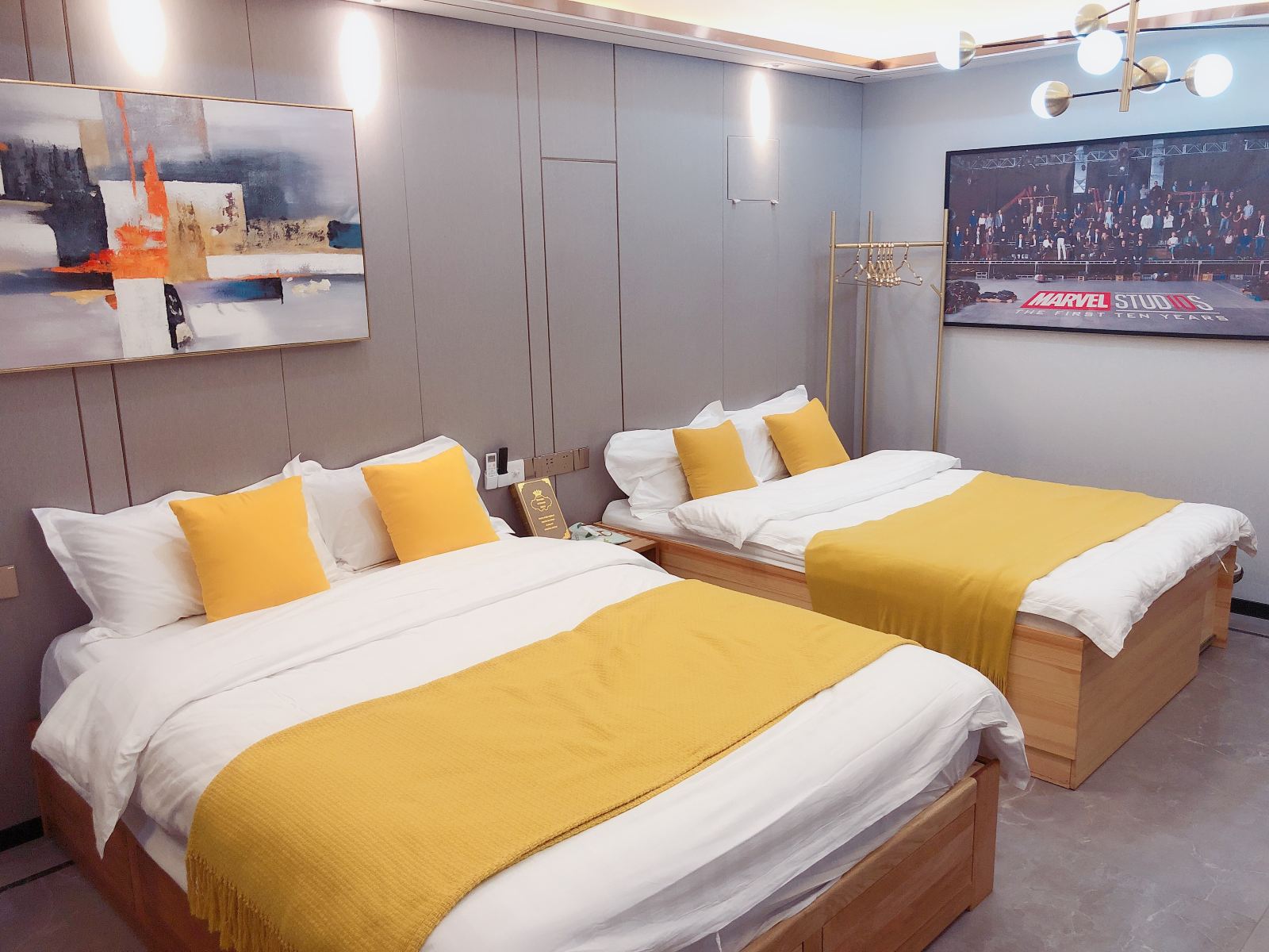 北欧轻奢湖景大床房