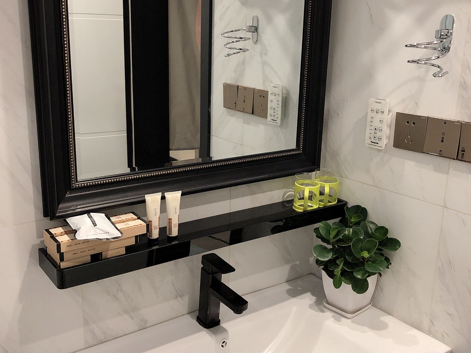 北欧轻奢湖景大床房