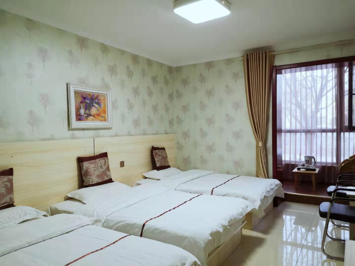 阳光三人间