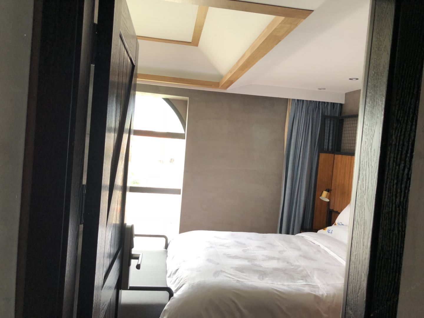 一线半海景大床房
