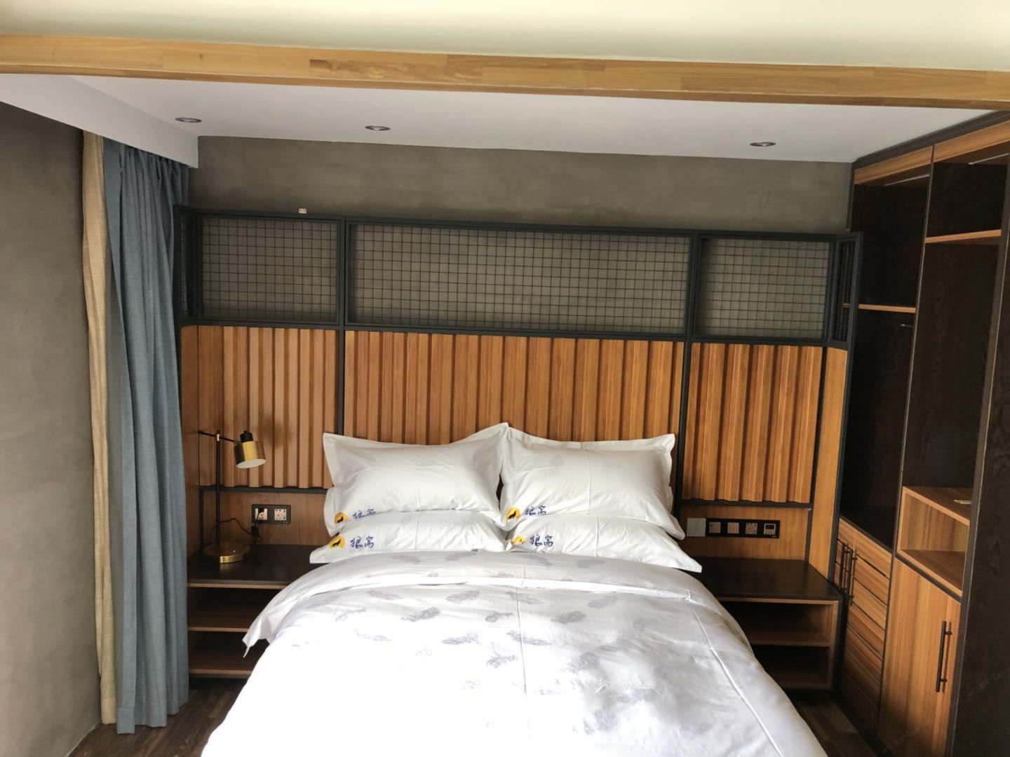 一线半海景大床房