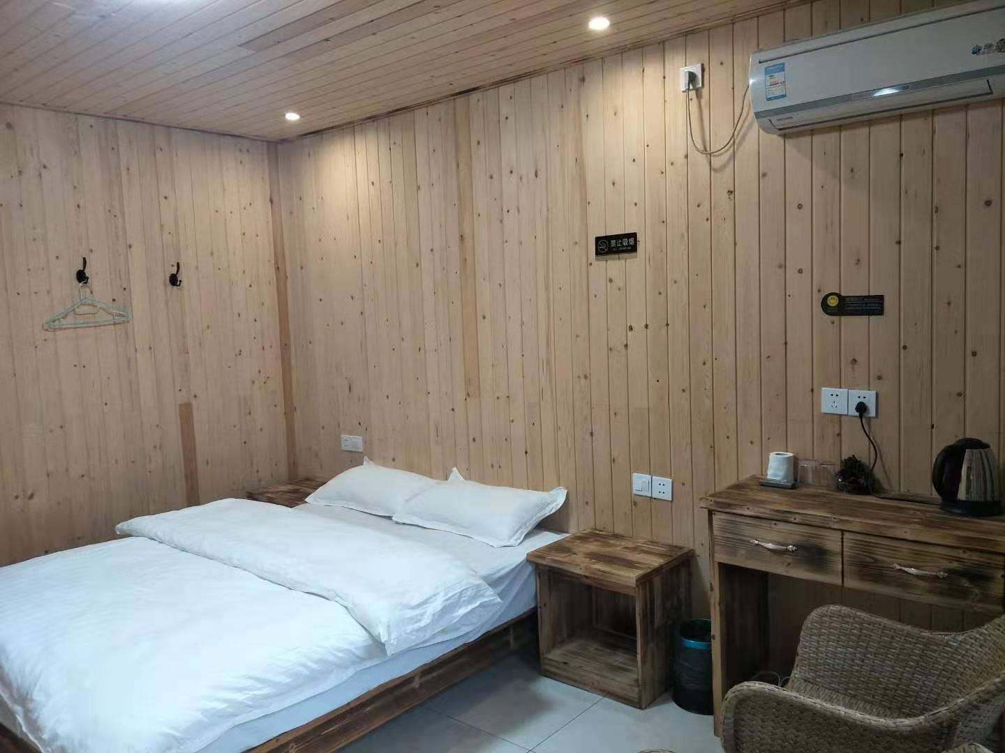 村中大床房