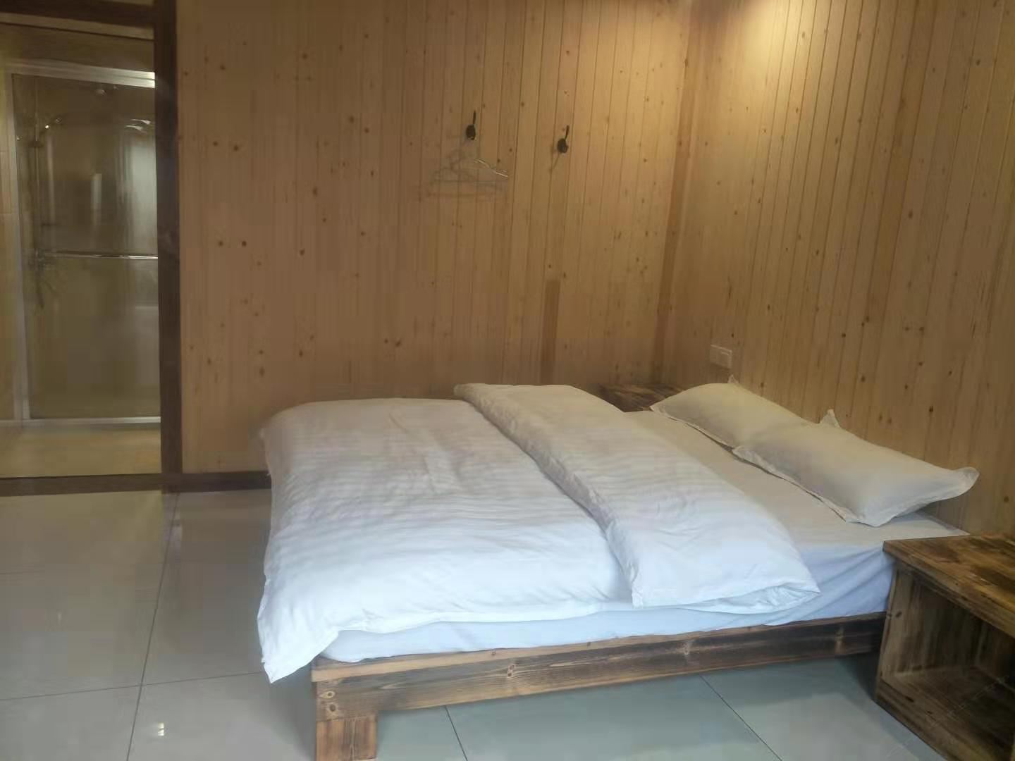 村中大床房