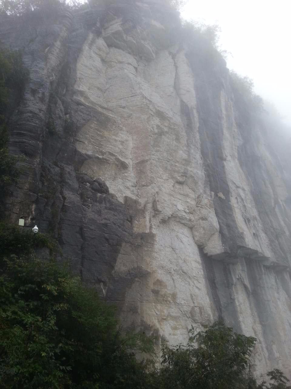 景区内遍布绝壁悬崖,森林茂密,流水飞瀑,秀美奇绝.