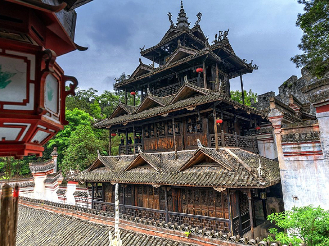 以休闲,旅游为要功能的大型文化公园和旅游景点,要分民族文化展示