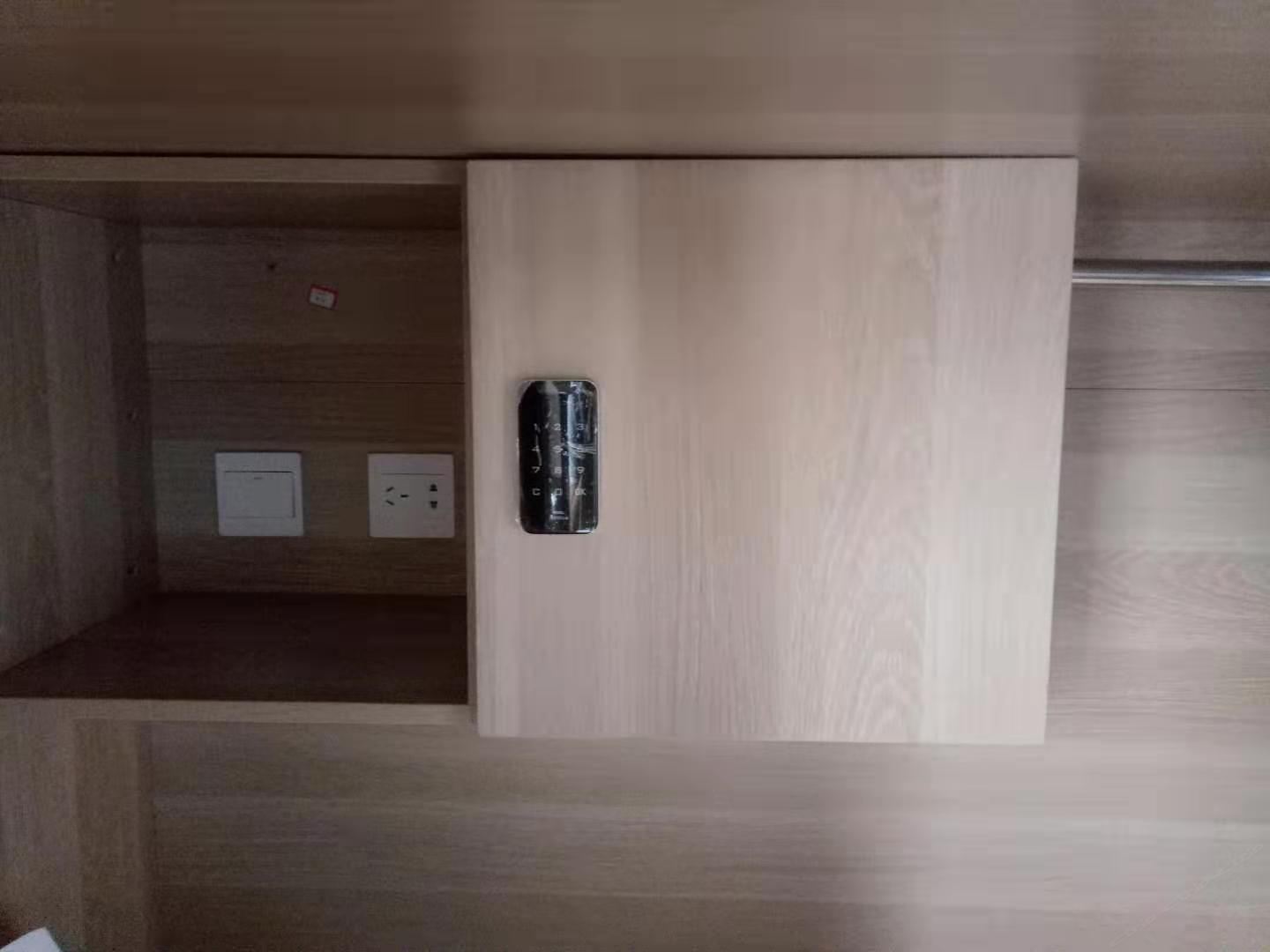 八人间(床位)(公共卫浴)