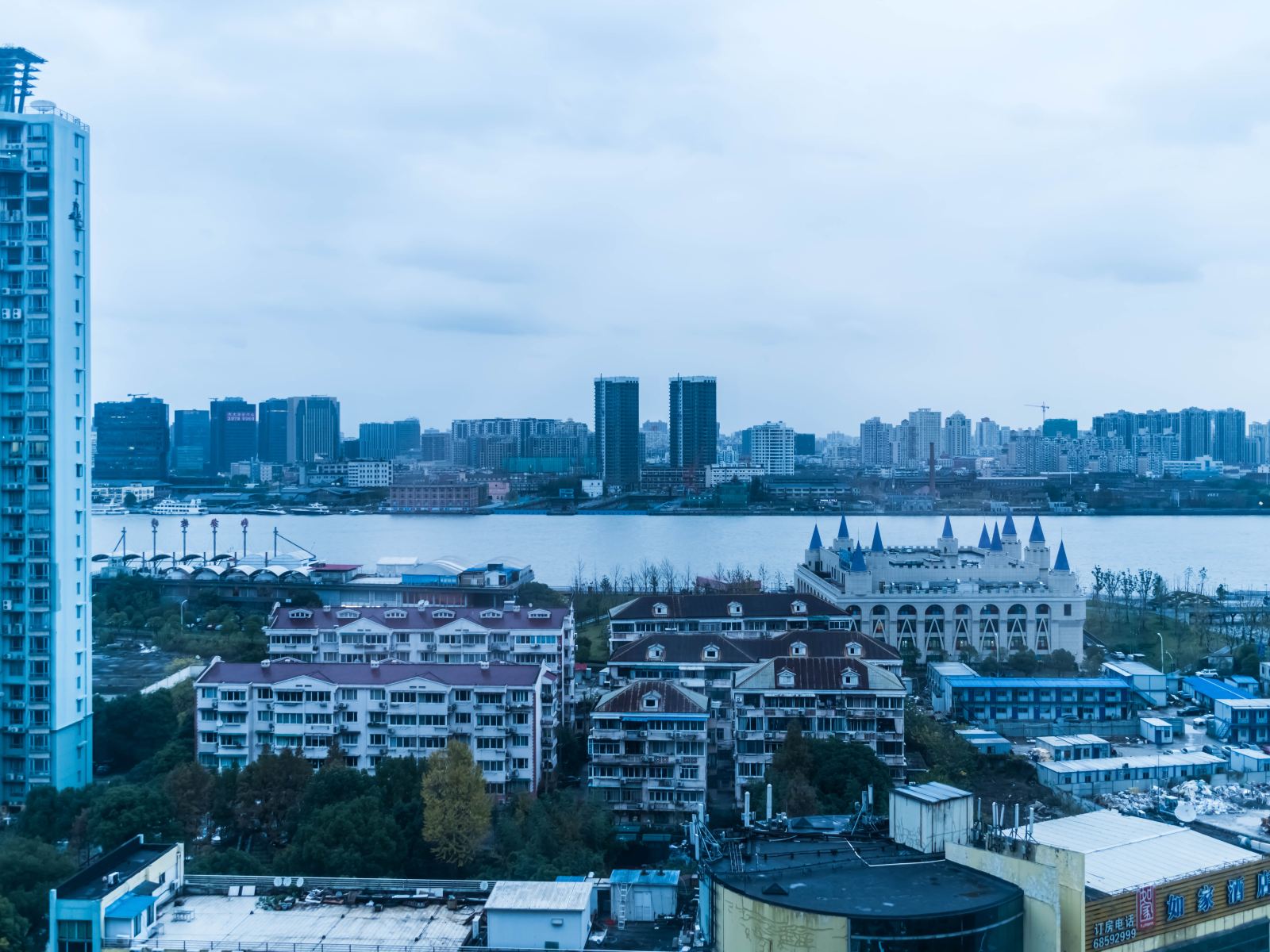 斑斓豪华大床房