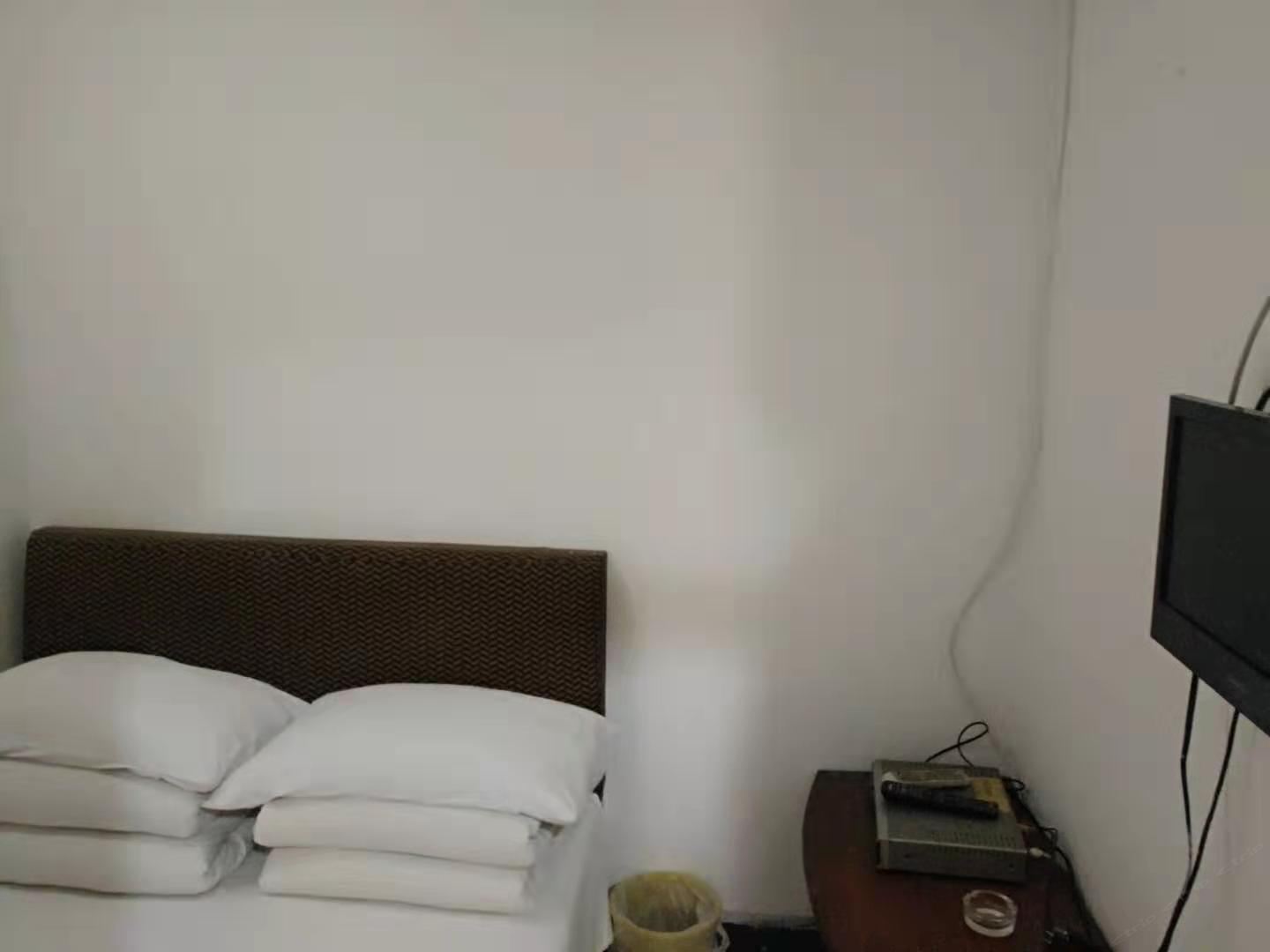 普通大床房(公共卫浴)(无窗)