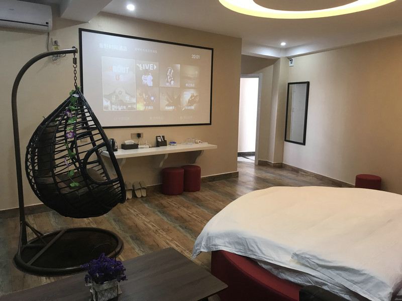 怦然心动圆床房