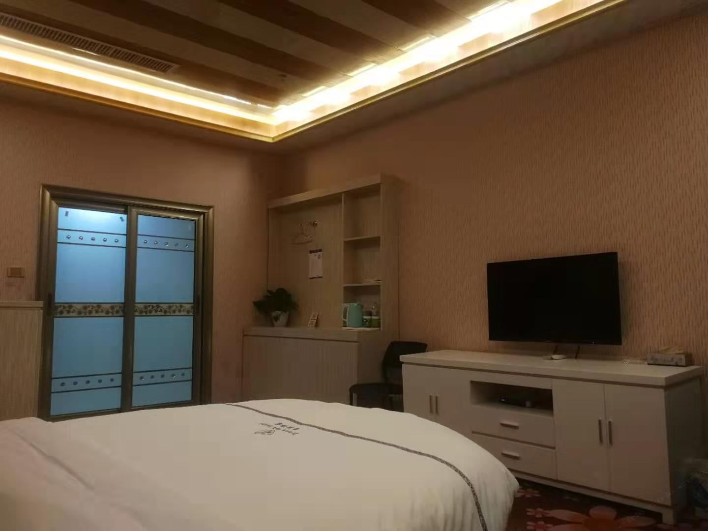 浪漫情侣圆床房