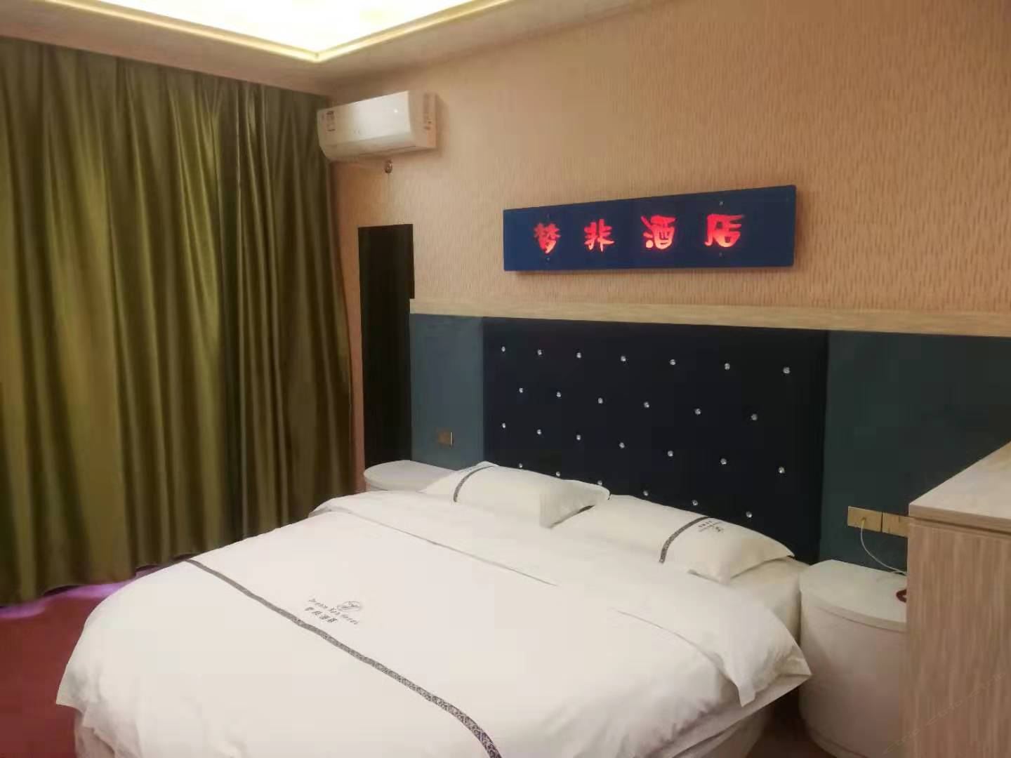 浪漫情侣圆床房