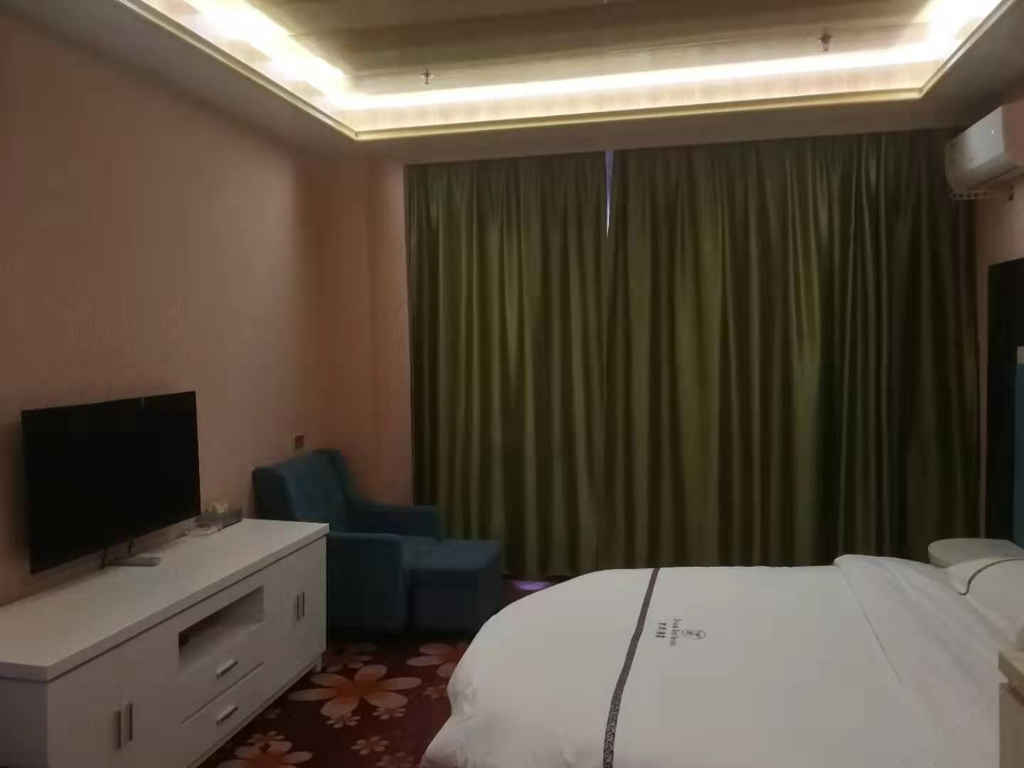 浪漫情侣圆床房