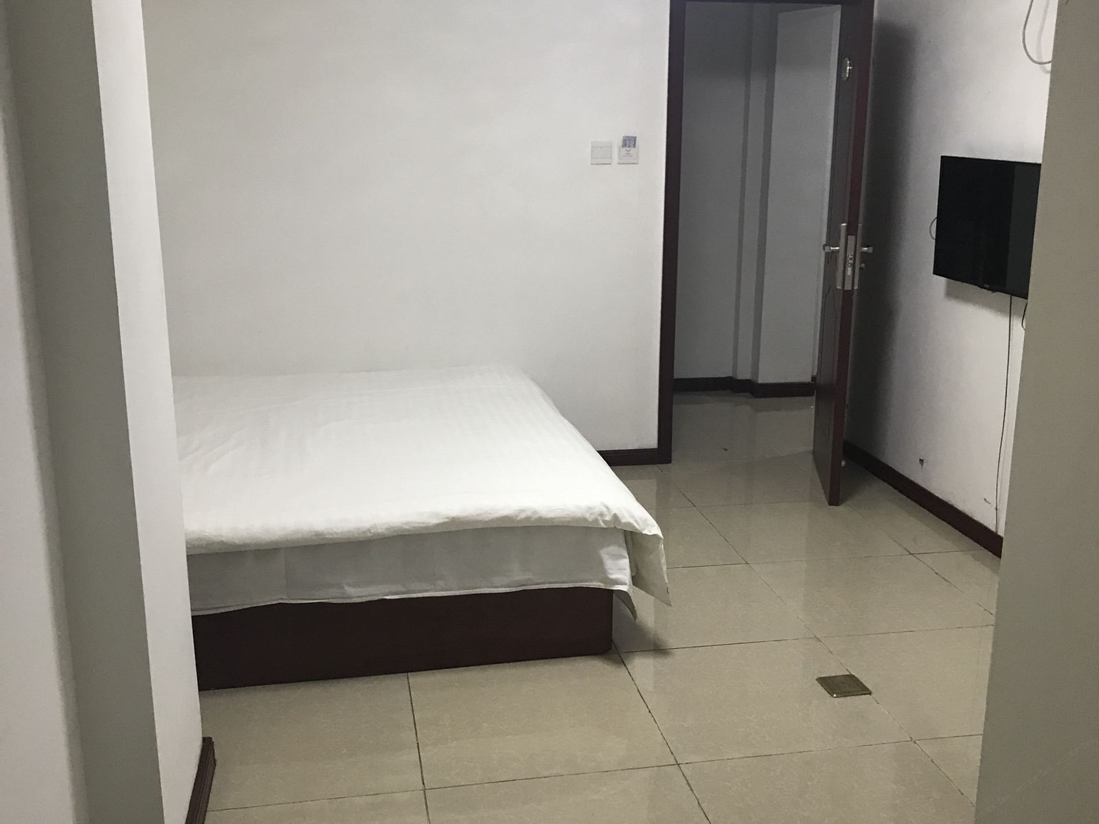 精品大床房(无窗)