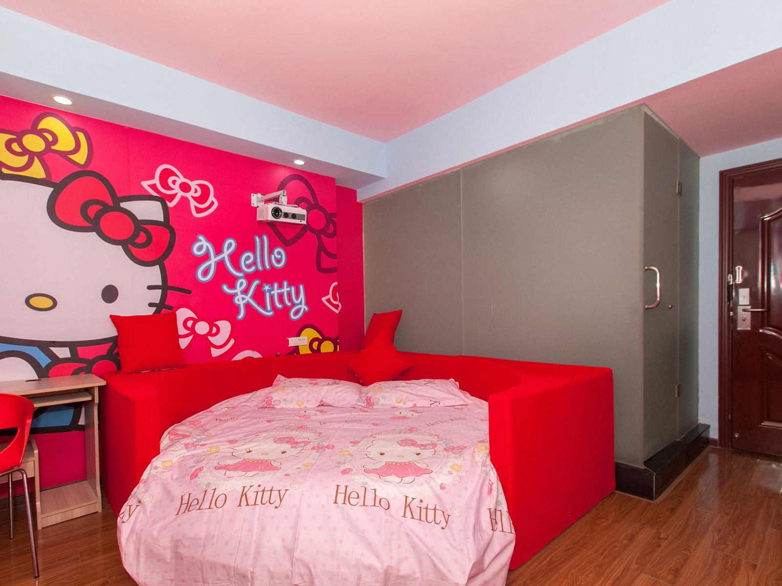 HelloKitty主题圆床巨幕影院房